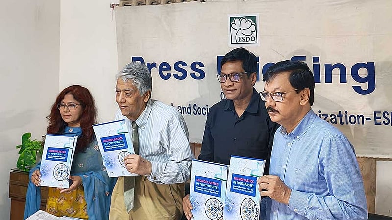 দেশে বিক্রি হওয়া ৩৪টি টুথপেস্টের মধ্যে ২৬টিতে মাইক্রোপ্লাস্টিক পাওয়ার দাবি জানিয়েছে বেসরকারি সংস্থা এনভায়রনমেন্ট অ্যান্ড সোশ্যাল ডেভেলপমেন্ট অর্গানাইজেশন (ইএসডিও)। 