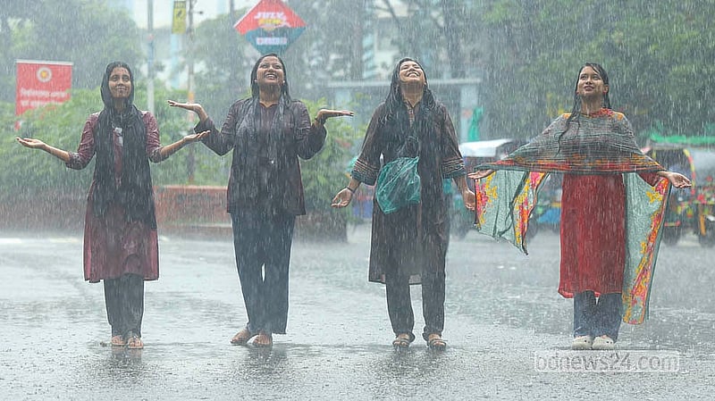 ঢাকা বিশ্ববিদ্যালয় এলাকায় বুধবার বর্ষার ঝুম বৃষ্টিতে ভেজার আনন্দে মেতে ওঠেন একদল তরুণী