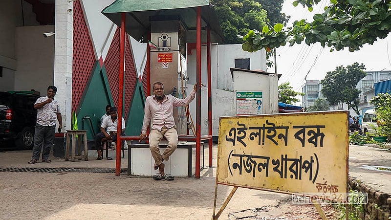 এলএনজি সরবরাহ ব্যাহত হওয়ায় চাহিদা মতো গ্যাস মিলছে না,  রাজধানীর তেজগাঁওয়ের একটি সিএনজি ফিলিং স্টেশনে খালি পড়ে আছে ডিসপেনসার। গ্যাসের অপেক্ষায় ঘণ্টার পর ঘণ্টা অলস সময় পার করছেন স্টেশন কর্মীরা