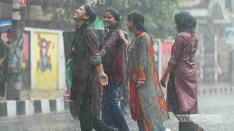 ঢাকা বিশ্ববিদ্যালয় এলাকায় বুধবার বর্ষার ঝুম বৃষ্টিতে ভেজার আনন্দে মেতে ওঠেন একদল তরুণী