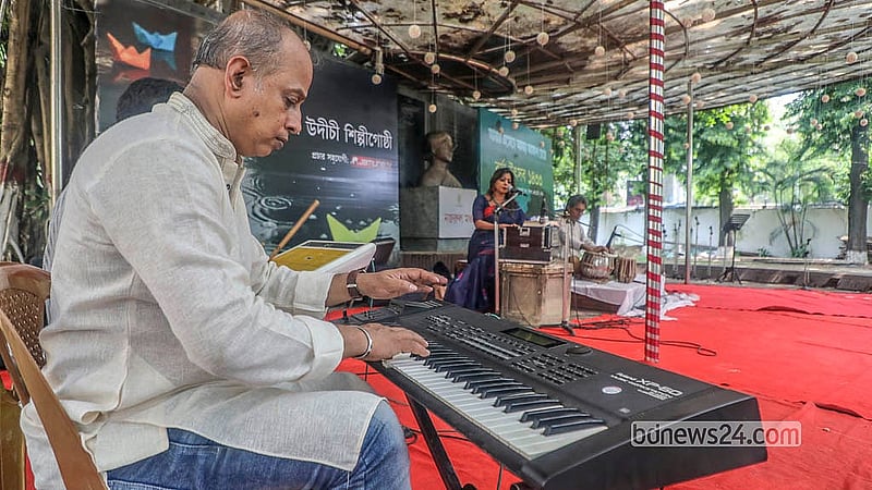 বাংলা একাডেমির নজরুল মঞ্চে সোমবার উদীচী শিল্পীগোষ্ঠীর বর্ষা উৎসবে রবীন্দ্র সংগীত পরিবেশন করেন শিল্পী অনিমা রায়
