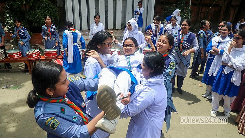 এসএসসি পরীক্ষার ফল প্রকাশের পর মতিঝিল আইডিয়াল স্কুল অ্যান্ড কলেজের শিক্ষার্থীরা উচ্ছ্বাস প্রকাশ করেন