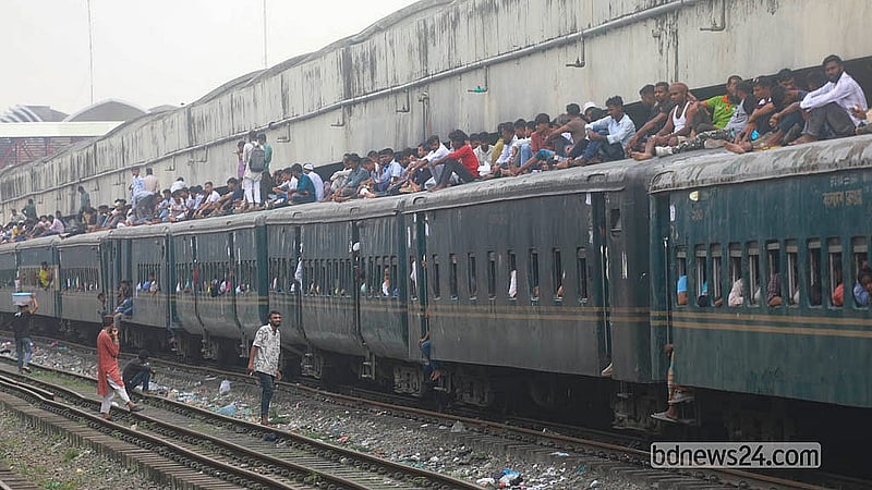 ঢাকার কমলাপুর রেলওয়ে স্টেশনে বৃহস্পতিবার ঢাকা থেকে ছেড়ে যাওয়া ট্রেনে যাত্রীদের চাপ ছিল বেশি। এদিন দুপুরের পর অন্তত তিনটি ট্রেনে ছাদেও যাত্রী ছিল