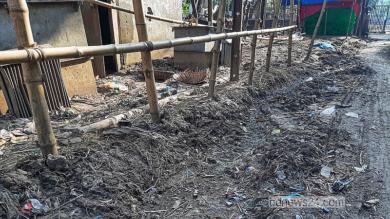 শাহজাহানপুর রেলওয়ে কলোনির খেলার মাঠের কোরবানির পশুর হাট শেষ হয়ে গেছে, কিন্তু গরু-ছাগল বেঁধে রাখার খুটি এখনো সরানো হয়নি