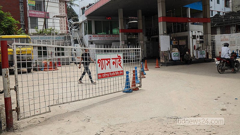 চাহিদা মতো গ্যাস না মেলায় রাজধানীর বিভিন্ন ফিলিং স্টেশনে এ জ্বালানি সরবরাহ বন্ধ রাখা হচ্ছে। ‘গ্যাস নাই’ সাইনবোর্ড টানিয়ে বন্ধ রাখা হয়েছে রামপুরা হাজীপাড়া এলাকার একটি সিএনজি ফিলিং স্টেশন