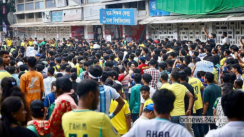 বড় পর্দায় ব্রাজিল বনাম হাইতির খেলা দেখতে শনিবার সকালে ঢাকা বিশ্ববিদ্যালয়ের টিএসসির পায়রা চত্বরে সমর্থকদের উপচে পড়া ভিড়। বিশ্বকাপের ‘সি’ গ্রুপের ম্যাচে হাইতিকে ৩-০ গোলে হারায় ব্রাজিল। একাদশে ফেরার ম্যাচে জোড়া গোল করেন মাতেউস কুইয়া, বাকি গোলটি আসে ভিনিসিউস জুনিয়রের পা থেকে