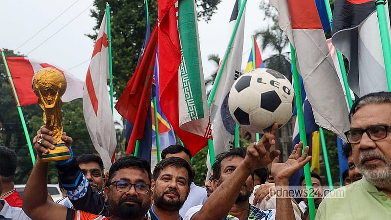 ফুটবল বিশ্বকাপের ট্রফি রেপ্লিকা হাতে পতাকা শোভাযাত্রায় অংশগ্রহণ করেন অনেকেই। ৪৮টি দেশের পতাকা নিয়ে শোভাযাত্রার আয়োজন করে পুরান ঢাকার কিশলয় যুব সংঘ