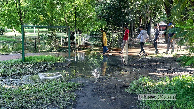 রমনা লেকের পানি উপচে পার্কে প্রবেশ করায় দর্শনার্থীরা পার্কের সব জায়গায় চলতে পারছেন না। কেবল ভেতরের রাস্তা ধরে তারা চলছেন
