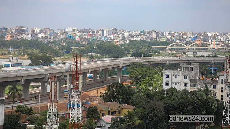 ২৭ হাজার কোটি টাকা ব্যয়ে নির্মাণ করা হচ্ছে আশুলিয়া এলিভেটেড এক্সপ্রেসওয়ে। ঢাকার সাভার, আশুলিয়া, নবীনগর ও ইপিজেড লাগোয়া শিল্প এলাকার যানজট নিরসনে এক দশক আগে এ প্রকল্প নেওয়া হয়