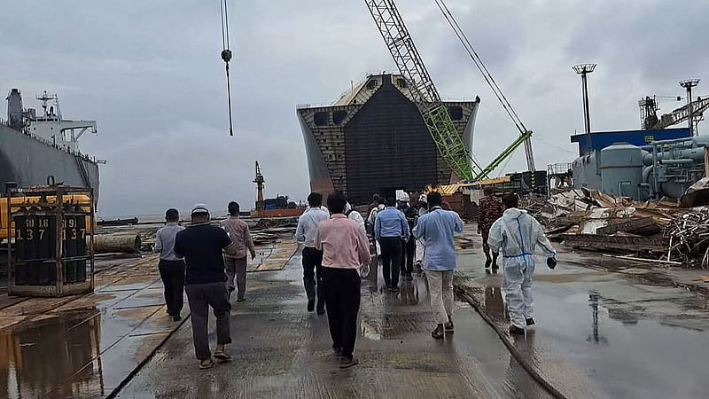 সোমবার বিকেলে ফেরদৌস স্টিল শিপ ব্রেকিং ইয়ার্ডের সেই পুরনো জাহাজ পরিদর্শন করে বিশেষজ্ঞ কমিটি। 