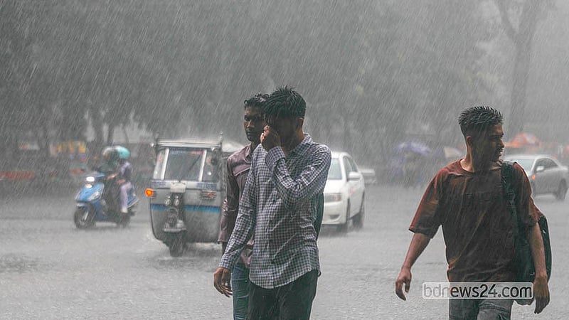 বুধবার দুপুরের বৃষ্টিতে ভেজেন অনেকেই। বুধবার ঢাকা বিশ্ববিদ্যালয় এলাকা থেকে তোলা