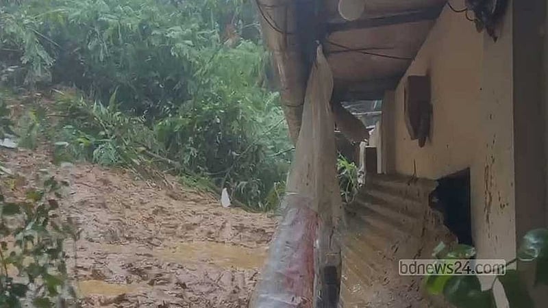চট্টগ্রাম নগরীর চশমা হিলের বাবু কলোনিতে পাহাড় ধসে মাটি চাপা পড়ে এক শিশুর মৃত্যু হয়।