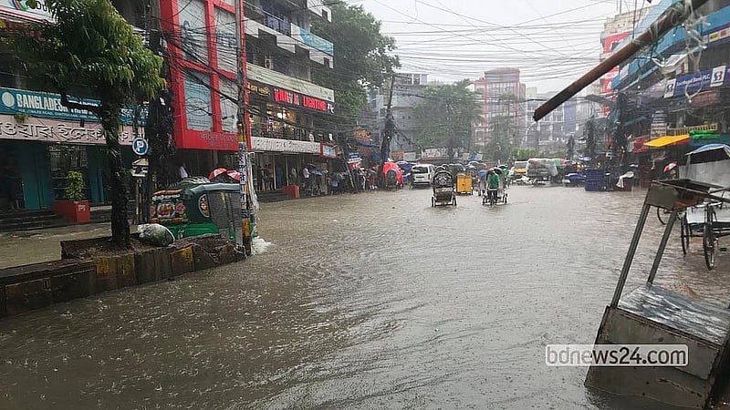অতি বর্ষণে প্লাবিত চট্টগ্রামের তিন পুলের মাথা এলাকার বুধবার দুপুরের চিত্র