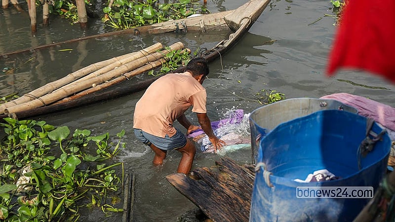 রাজধানীর বিভিন্ন এলাকার লন্ড্রির দোকানে আসা কাপড়চোপড় ধোয়া হয় বুড়িগঙ্গার দূষিত পানিতে