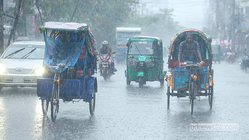 মুষল বৃষ্টির মধ্যেও ঢাকার রামপুরায় ছুটে চলেছেন ভ্যানচালক। নিম্নচাপ ও মৌসুমি বায়ুর প্রভাবে মঙ্গলবার সারা দিনই থেকে থেকে বৃষ্টি ঝরে ঢাকাতে