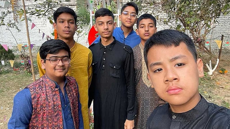 সহপাঠীদের সঙ্গে মাহতাব (বাঁয়ে)।