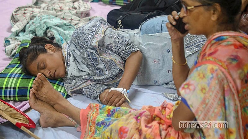 রাজধানীর মুগদা মেডিকেল কলেজ হাসপাতালের বড়দের ওয়ার্ডে ভর্তি ডেঙ্গু আক্রান্ত রোগী