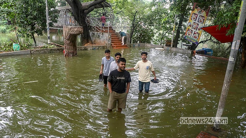 টানা বৃষ্টিতে তলিয়ে গেছে ধানমন্ডি লেকের চারপাশ। তারপরও অনেকেই বেড়াতে আসছেন সেখানে