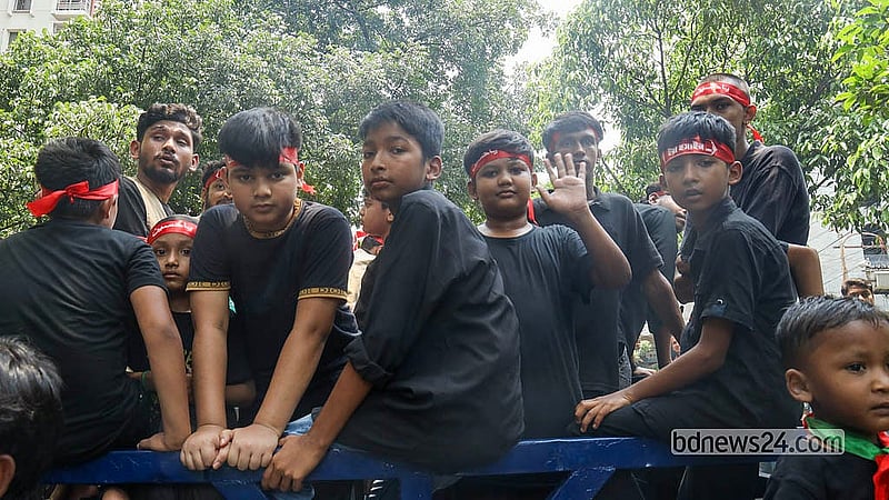 পুরান ঢাকার হোসেনী দালান থেকে বের হওয়া তাজিয়া মিছিলে শিশুদেরও দেখা যায়