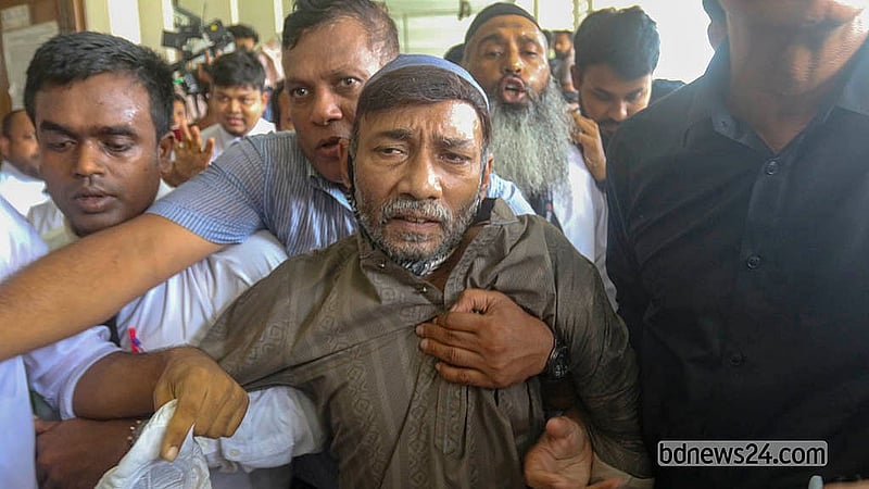 ঢাকার পল্লবীতে আট বছরের শিশু রামিসা আক্তার ধর্ষণ ও হত্যা মামলা রায়ের আগে আদালতে আসেন রামিসার বাবা আব্দুল হান্নান মোল্লা
