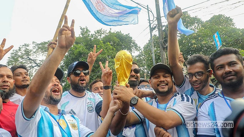 ঢাকায় আর্জেন্টিনা সমর্থকদের শোভাযাত্রায় ফুটবল বিশ্বকাপ ট্রফির রেপ্লিকা নিয়ে অংশ নেন ভক্তরা