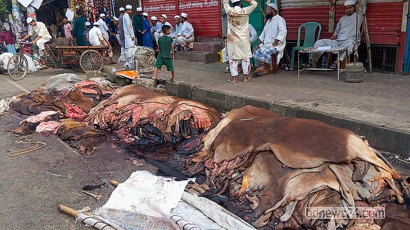 রাজধানীর মীরহাজিরবাগ এলাকায় চামড়া সংগ্রহ করে রাখা হয়েছে সড়কের পাশে