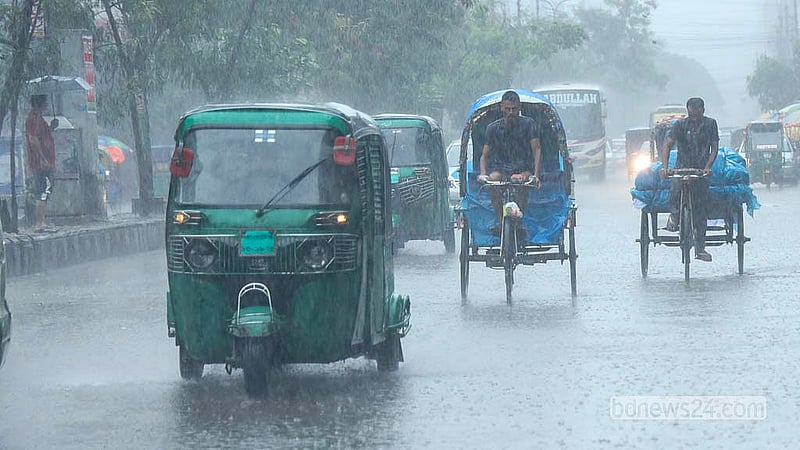 মুষলধারা বৃষ্টির মধ্যেও ঢাকার রামপুরায় ছুটে চলেছেন ভ্যানচালক। নিম্নচাপ ও মৌসুমি বায়ুর প্রভাবে মঙ্গলবার সারা দিনই থেকে থেকে বৃষ্টি ঝরে ঢাকাতে