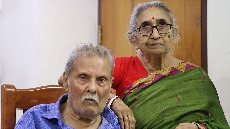 স্ত্রী কানন সরকারের সঙ্গে যতীন সরকার।