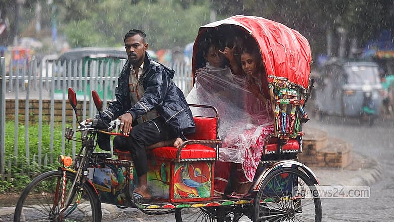 দুপুরে ঢাকার রাস্তায় বৃষ্টিতে ভিজতে ভিজতেই গন্তব্যে ছুটছেন রিকশাচালক ও যাত্রী। ঢাকা বিশ্ববিদ্যালয় এলাকা থেকে তোলা