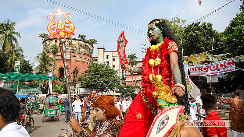 ‘হৃদয়ে ঢাকা ৪১৬’ উৎসবের শোভাযাত্রায় লোকজ সংস্কৃতি ও ঐতিহ্য তুলে ধরতে নানা সাজে আসেন সংস্কৃতি কর্মীরা