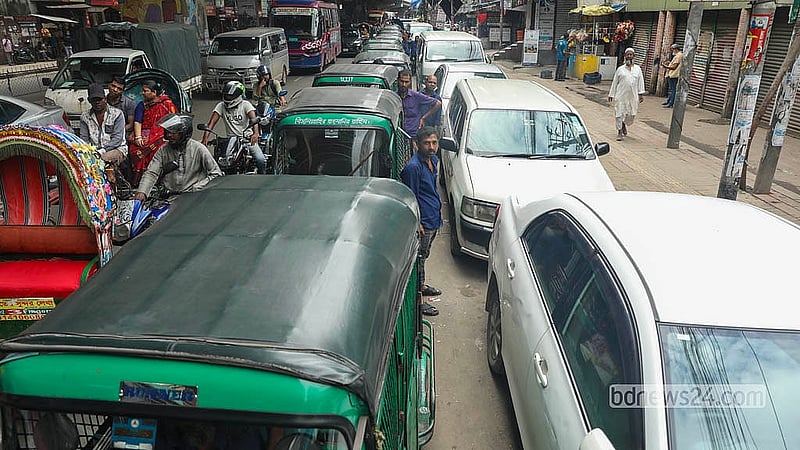 গ্যাস সংকটের কারণে বুধবার রাজধানীর মগবাজার এলাকার একটি সিএনজি ফিলিং স্টেশনের সামনে ঘণ্টার পর ঘণ্টা লাইনে দাঁড়িয়ে অপেক্ষা করতে দেখা যায় সিএনজি অটোরিকশা ও প্রাইভেটকার চালকদের