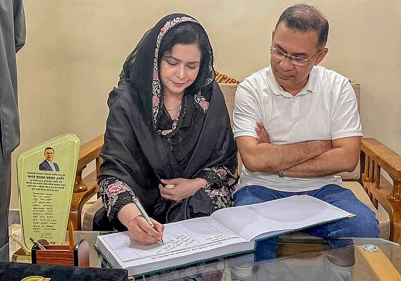কক্সবাজারের চকরিয়া উপজেলার ডুলাহাজারা সাফারি পার্ক শনিবার পরিদর্শন করেন প্রধানমন্ত্রী তারেক রহমান। এসময় পার্কের মূল ফটক প্রাঙ্গণে একটি নাগলিঙ্গম গাছের চারা রোপণ করেন তিনি। পরে স্মারক বইয়ে সই করেন সরকারপ্রধান ও তার সহধর্মিণী জুবাইদা রহমান