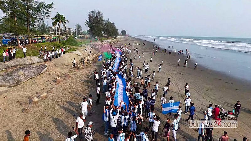 ফিফা বিশ্বকাপ সামনে রেখে ১০০ ফুট দীর্ঘ পতাকা নিয়ে টেকনাফ সমুদ্র সৈকতে শোভাযাত্রায় অংশ নেন আর্জেন্টিনার সমর্থকরা