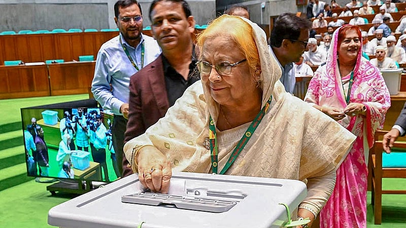 জাতীয় সংসদে বৃহস্পতিবার রাষ্ট্রপতি নির্বাচনে ভোট দেন বিএনপির স্থায়ী কমিটির সদস্য ও সাবেক প্রতিমন্ত্রী সেলিনা রহমান