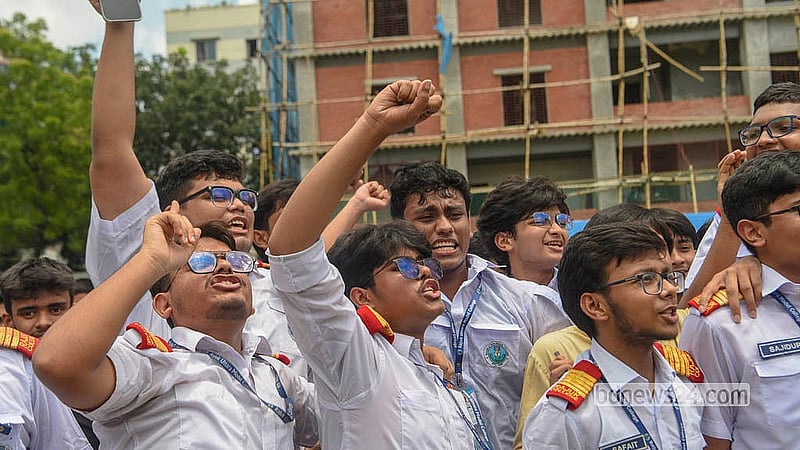 এসএসসি পরীক্ষায় শতভাগ পাসের সাফল্যে আনন্দে মেতেছে উত্তরা রাজউক মডেল কলেজের শিক্ষার্থীরা।