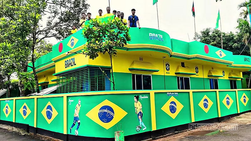 ব্রাহ্মণবাড়িয়ার আখাউড়া উপজেলার ছতুরা-চান্দপুরে প্রিয় দল ব্রাজিলের পতাকার আদলে নিজের বাড়ি রং করেছেন একজন সমর্থক। ছবি: বিডিনিউজ টোয়েন্টিফোর ডটকম