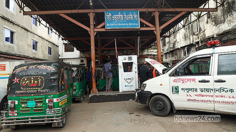 ঢাকার সিএনজি ফিলিং স্টেশনগুলোতে ঘণ্টার পর ঘণ্টা অপেক্ষার পর গ্যাস পাচ্ছেন অটোরিকশা ও প্রাইভেটকারের চালকরা। দীর্ঘ অপেক্ষার পরও অনেকেই ২০০ থেকে ৬০০ টাকার বেশি গ্যাস নিতে পারছেন না। গ্যাস সংকটে দুর্ভোগের পাশাপাশি কর্মঘণ্টা ও আয়—দুটিই ক্ষতিগ্রস্ত হচ্ছে চালকদের