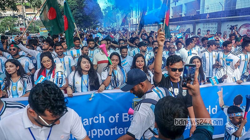 বিশ্বকাপে আলজেরিয়ার সঙ্গে ম্যাচের আগে মঙ্গলবার ঢাকায় শোভাযাত্রা বের করেন আর্জেন্টিনার সমর্থকরা