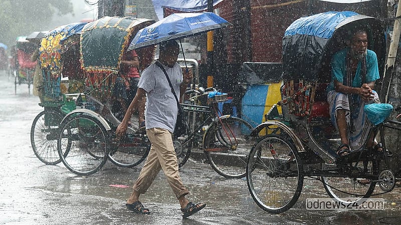 ঢাকার দৈনিক বাংলা মোড়ে মঙ্গলবার দুপুরে বৃষ্টির মধ্যে গন্তব্যে ছুটেছেন পথচারীরা