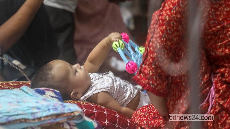 হামে আক্রান্ত এক শিশু চিকিৎসা নিচ্ছে রাজধানীর মুগদা মেডিকেল কলেজ হাসপাতালে