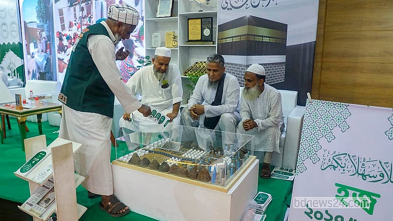 হজ ও ওমরাহ প্যাকেজগুলোতে কী কী সুবিধা রয়েছে, সেগুলো দর্শনার্থীদের বুঝিয়ে দিচ্ছেন এজেন্সি কর্মীরা