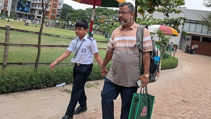 ছোট ছেলের সঙ্গে তানভীরের বাবা রুবেল মিয়া।