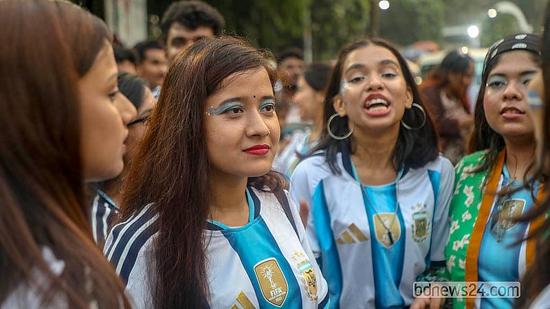 ঢাকা বিশ্ববিদ্যালয়ে বুধবার লিওনেল মেসির জন্মবার্ষিকী উদযাপনে আর্জেন্টিনার জার্সি পরে নানা সাজে সমর্থকরা