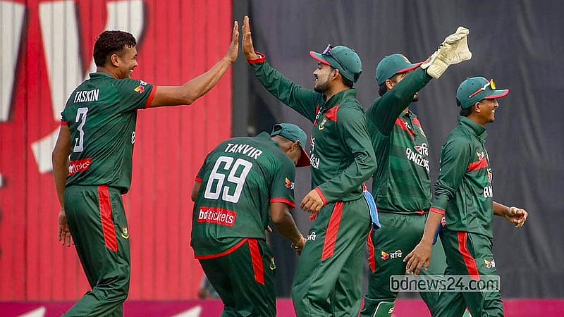 অস্ট্রেলিয়ার বিপক্ষে মিরপুরে শেষ ওয়ানডেতে ৫০ ওভারে ২৭৪ রান তোলে বাংলাদেশ। রুদ্ধশ্বাস ম্যাচটি তারা হারে ১ উইকেটে