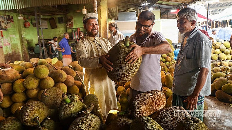 কারওয়ান বাজারে পছন্দের কাঁঠাল বেছে নিচ্ছেন ক্রেতারা। বিক্রেতারা ব্যস্ত দরদামে