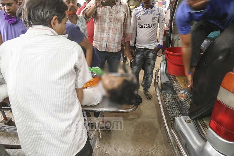 শরীরে কেরোসিন ঢেলে আগুন ধরিয়ে দেওয়ার ঘটনায় দগ্ধ মাদ্রাসাছাত্রী নুসরাতকে ঢাকা মেডিকেলে নেওয়া হয়। ফাইল ছবি