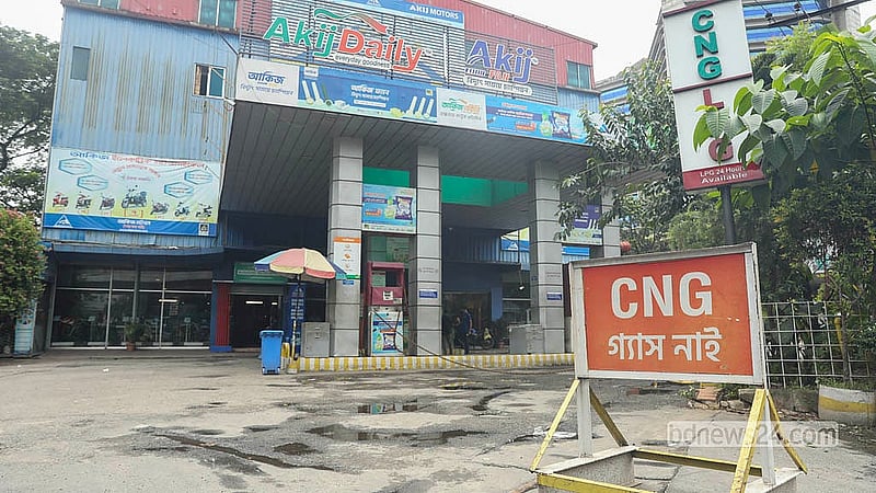 রাজধানী তেজগাঁও সাতরাস্তার একটি ফিলিং স্টেশনে বুধবার ‘গ্যাস নাই’ সাইনবোর্ড ঝুলিয়ে দেওয়া হয়