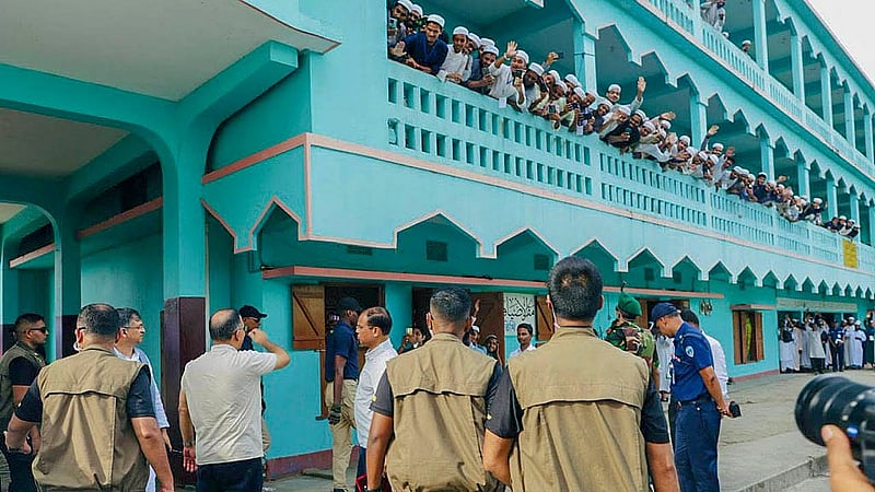 চট্টগ্রামের ফটিকছড়ির আল-জামিয়াতুল ইসলামিয়া আজিজুল উলুম বাবুনগর মাদ্রাসায় রোববার শিক্ষার্থীদের হাত নেড়ে শুভেচ্ছা জানান প্রধানমন্ত্রী তারেক রহমান