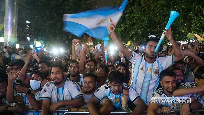 নাটকীয় জয়ে বিশ্বকাপের কোয়ার্টার-ফাইনালে শিরোপাধারীরা। প্রিয় দলের ৩-২ গোলের শ্বাসরুদ্ধকর জয়ে ঢাকা বিশ্ববিদ্যালয়ের টিএসসিতে সমর্থকদের বাঁধভাঙা উল্লাস