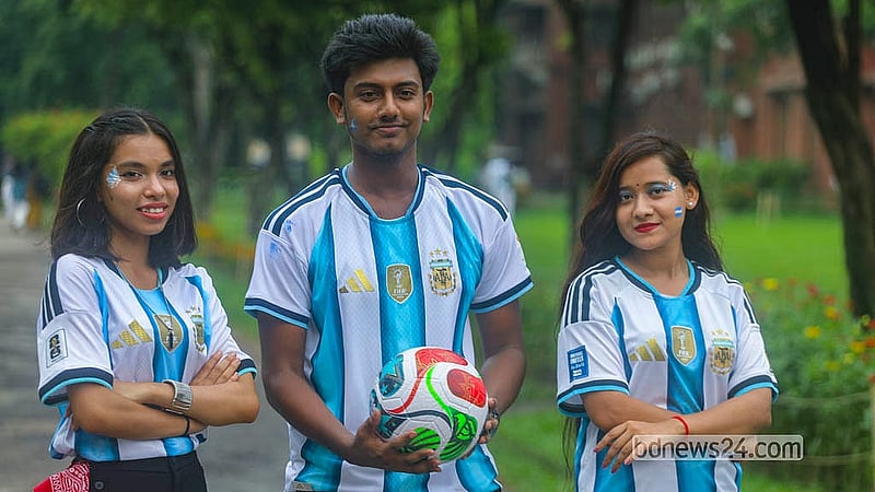 ঢাকা বিশ্ববিদ্যালয়ে বুধবার লিওনেল মেসির জন্মবার্ষিকী উদযাপনে আর্জেন্টিনার জার্সি পরে নানা সাজে সমর্থকরা
